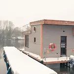 Dein Hausboot Off Fuer Deine Auszeit In Hamburg